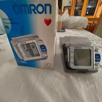OMRON R6.  Misuratore di pressione