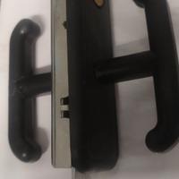 Serratura per porta basculante o altro