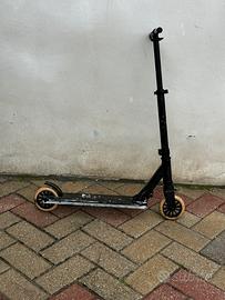 Monopattino ritiro a mano