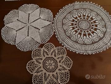 Tris di centrini fatti a uncinetto 
