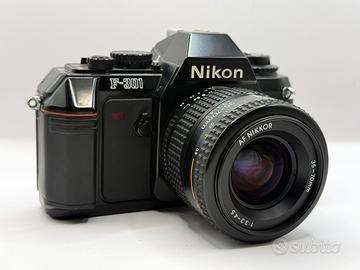 Nikon F301 con ottica zoom