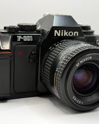 Nikon F301 con ottica zoom
