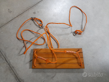 Altalena in legno per bambini