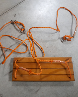Altalena in legno per bambini