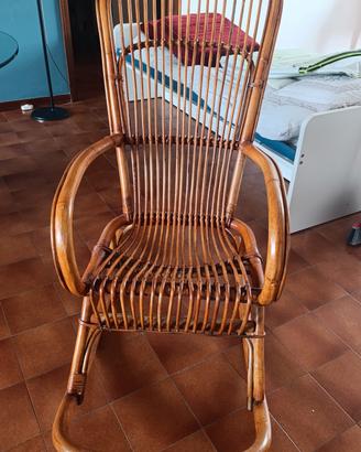 sedia a dondolo in rattan