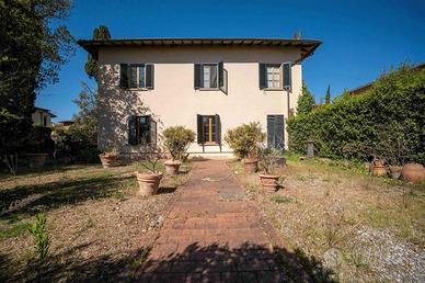 Casa indipendente di 331 m² con più di 5 locali a 