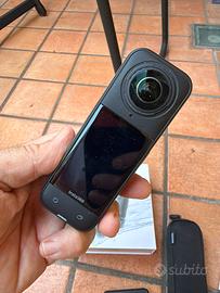Insta 360 X5 due batterie + instacare e selfie sti