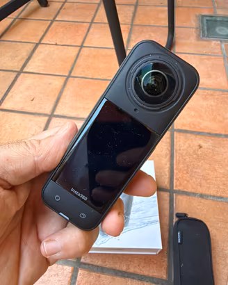 Insta 360 X5 due batterie + instacare e selfie sti