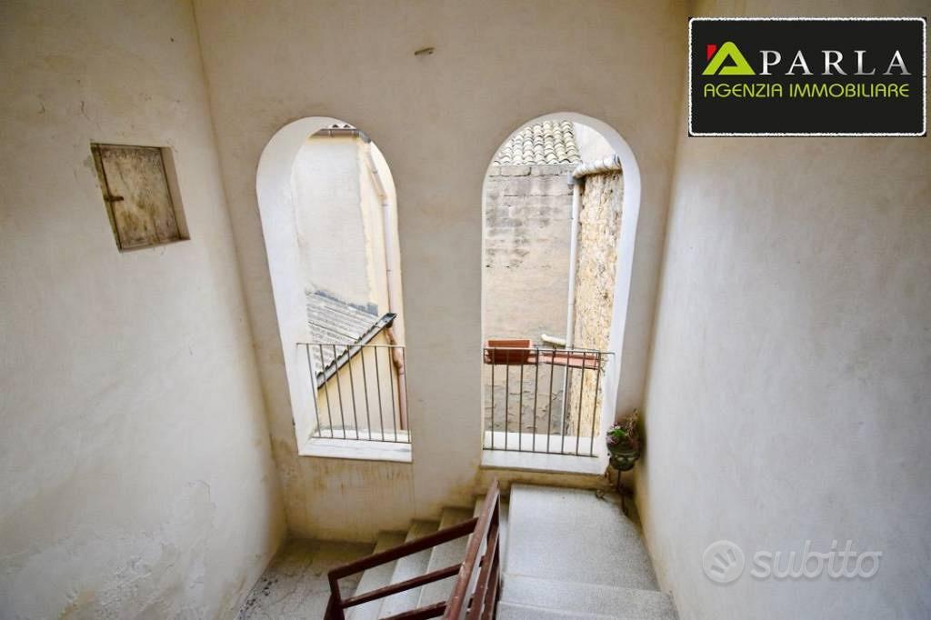 Palazzo / Stabile di 375 m² con più di 5 locali a - Vista 2