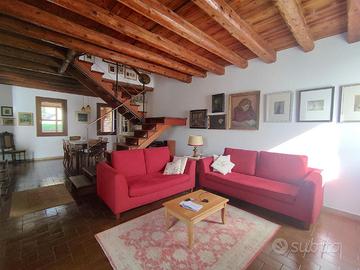 Caratteristica casa di testa completamente rist...