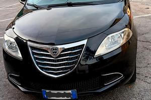 Auto Lancia Ypsilon allestimento GOLD nera