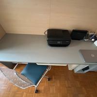 Scrivania e mobile contenitore