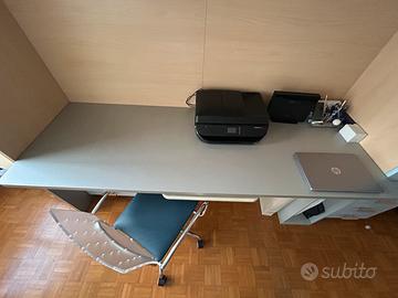 Scrivania e mobile contenitore