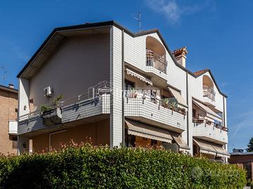 ELEGANTE TRILIVELLO A DUE PASSI DAL CENTRO !!