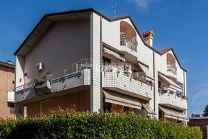 ELEGANTE TRILIVELLO A DUE PASSI DAL CENTRO !!