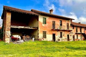 Rustico / Casale di 200 m² con più di 5 locali e b