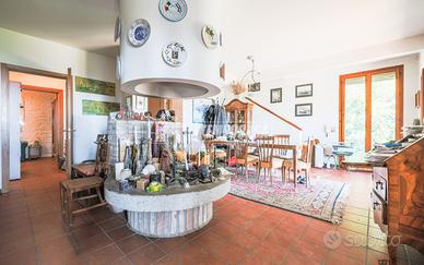 PORZIONE DI BIFAMILIARE CON AMPIO GIARDINO