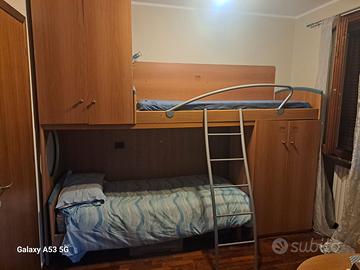 Struttura letto a castello con armadi