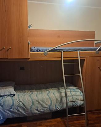 Struttura letto a castello con armadi
