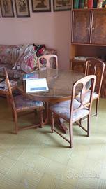 Tavolo tondo con quattro sedie in stile ottocento