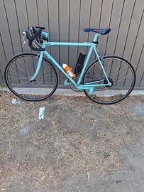 Bicicletta da corsa con pedalata assistita. 