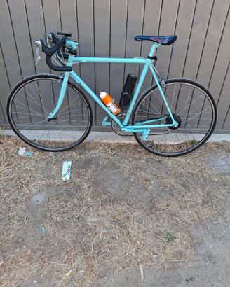 Bicicletta da corsa con pedalata assistita. 