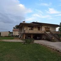 Spaziosa villa indipendente con giardino