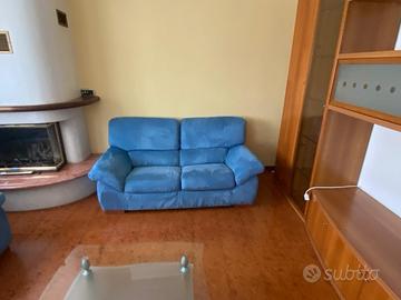 divano azzurro 2 posti