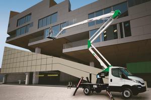 Piattaforma aerea 22 metri con jib su autocarro 35