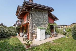 VILLA A SCHIERA A CAROBBIO DEGLI ANGELI