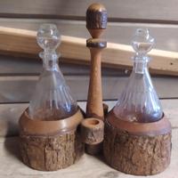 Antico set per olio e aceto in legno e vetro
