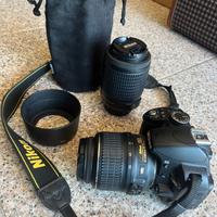 Corpo macchina fotografica con due obiettivi