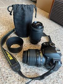 Corpo macchina fotografica con due obiettivi