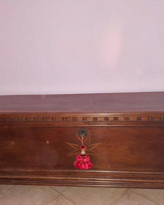 Cassapanca antica in legno massello con intarsi 