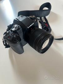 Panasonic Lumix DMC - G80 con obiettivo G VARIO 12