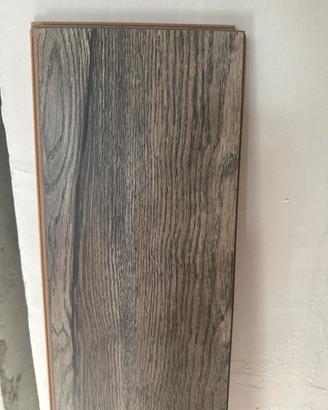Pavimento in laminato NUOVO – mai utilizzato