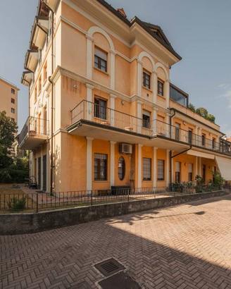Appartamento di 350 m² con più di 5 locali e box a