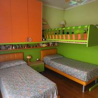 cameretta completa di 3 letti con scrivania 