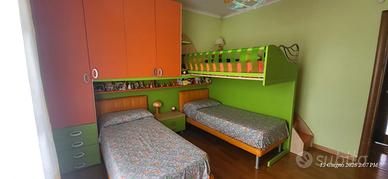 cameretta completa di 3 letti con scrivania 