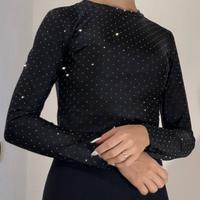 Top nero aderente con strass brillanti