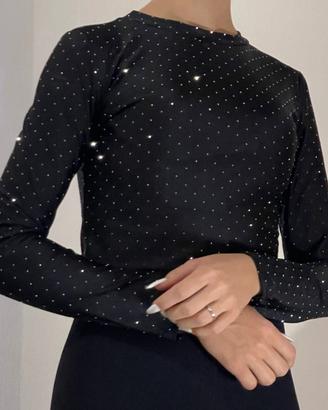 Top nero aderente con strass brillanti