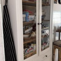 Credenza dispensa bianca con ante in vetro e casse