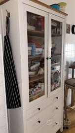 Credenza dispensa bianca con ante in vetro e casse