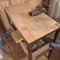 Banco da lavoro con morsa