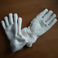 Guanti in lana cotta, colore bianco latte. Nuovi.