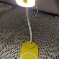 lampada led con ricarica wireless per smartphone