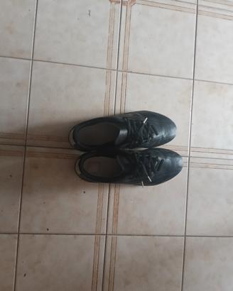 Scarpe calcetto Kipsta nere e blu con strappi - 