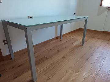 Tavolo con ripiano in vetro temprato