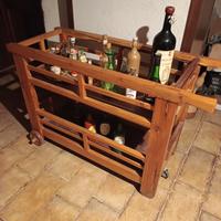 Portabottiglie in legno massello.