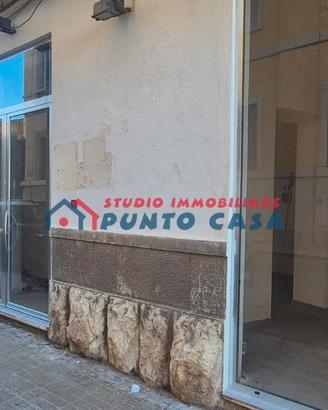 PRESSI PORTO-Loc. commerciale 65 mq ca - 3 vetrine